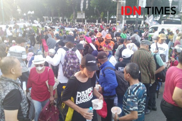 Demonstran Berebut Makanan di Depan Gedung KPU
