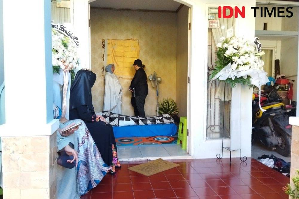 Potret Suasana Rumah Duka Donny Kesuma Rekan Artis Melayat