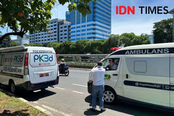 Petugas Kesehatan dan Ambulans Sudah Siaga Depan DPR Jelang Demo