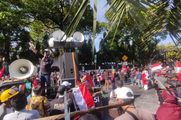 Jelang Penetapan Hasil Pemilu, Massa Demo di Depan KPU