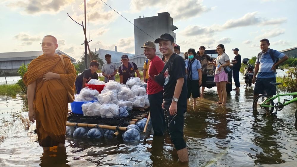 Kirim Bantuan, Biksu Tanah Putih Terobos Area Terisolir Banjir Demak