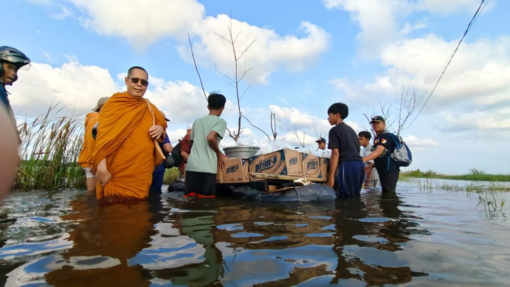 Kirim Bantuan, Biksu Tanah Putih Terobos Area Terisolir Banjir Demak