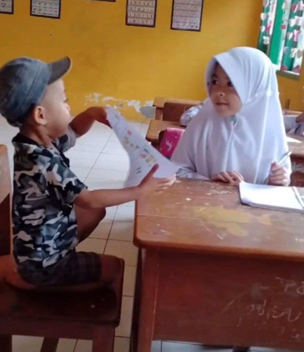 Anak SD di Sinjai Bawa Adik ke Sekolah Tiap Hari Setelah Ibu Meninggal