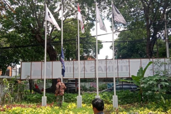 Surya Paloh Terima Hasil Pemilu 2024, Relawan Turunkan Bendera NasDem