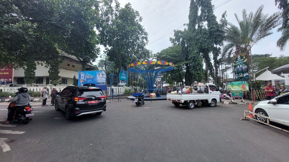 Warga Geram Arena Pasar Malam Tutupi Jalan Umum di Kota Cimahi