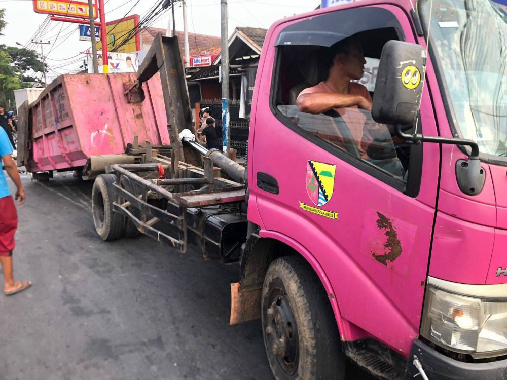 Truk Pengangkut Sampah ke TPA Sarimukti  Terguling di KBB