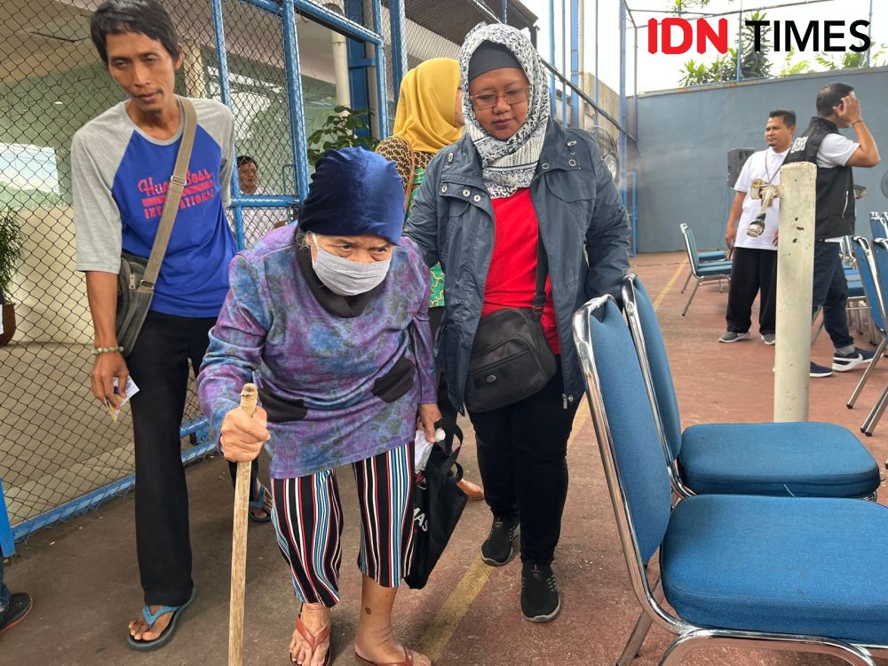 Warga Kurang Mampu di Semarang Bahagia Terima Sembako dari BRI