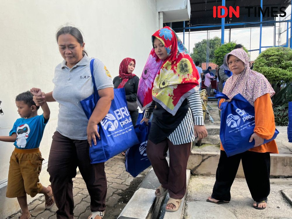 Warga Kurang Mampu di Semarang Bahagia Terima Sembako dari BRI