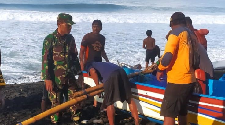 Dihantam Ombak, Perahu Nelayan Pantai Baru Bantul Rusak 