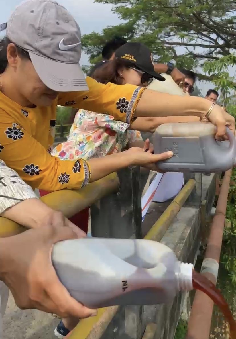 Peringati Hari Air Sedunia, SP Ling Tabur Eco Enzim ke Sungai Deli