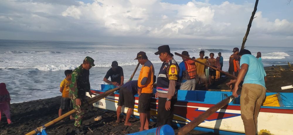 Dihantam Ombak, Perahu Nelayan Pantai Baru Bantul Rusak 