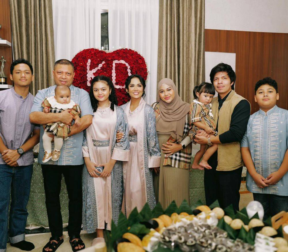 Perayaan Ulang Tahun Ke-49 Kris Dayanti, Bareng Anak-Cucu