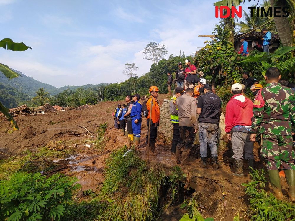 Tim SAR Cari 10 Korban Diduga Tertimbun Tanah Longsor di KBB
