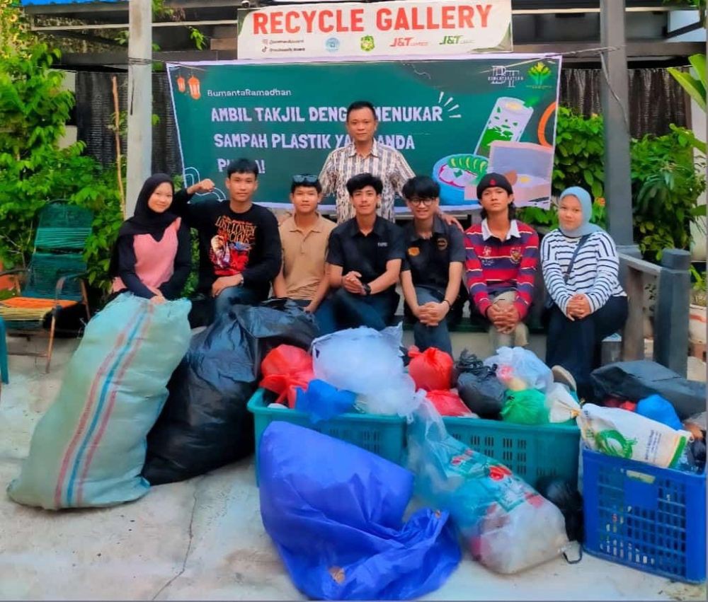 Tukar Sampah dengan Takjil, Cara Unik Anak Muda Medan Selamatkan Alam