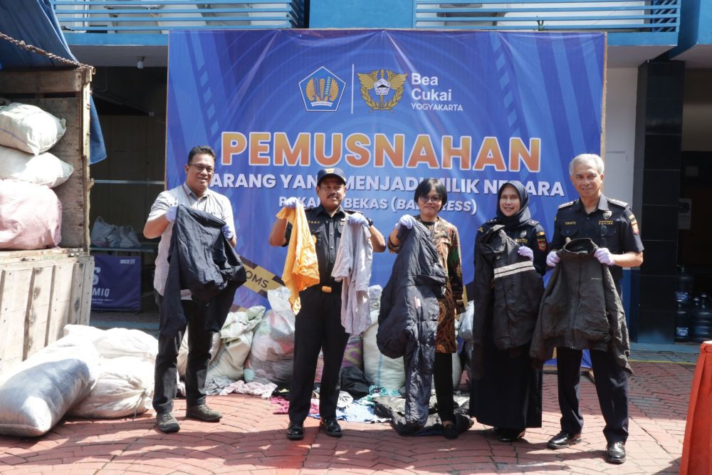 Bea Cukai Yogyakarta Musnahkan 120 Ballpress Pakaian Bekas