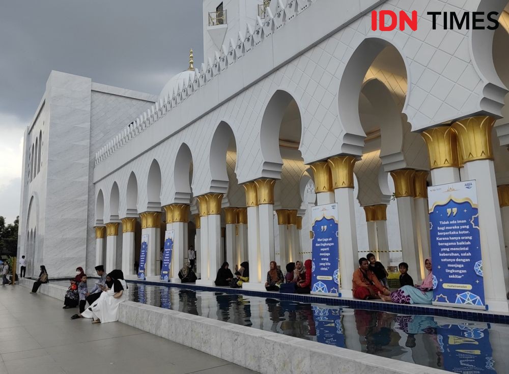 Aqua Ramaikan Iftar Ramadan di Masjid Syeikh Zayed Solo