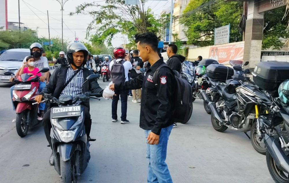 Honda Community Bikers Sumut Berbagi Takjil untuk Pengendara