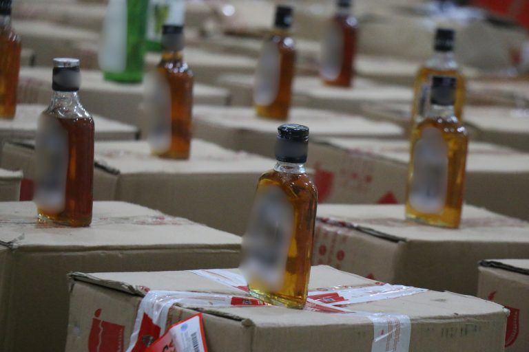 Bea Cukai Gerebek Pabrik Alkohol di Lamteng, 19 Ribu Botol Disita