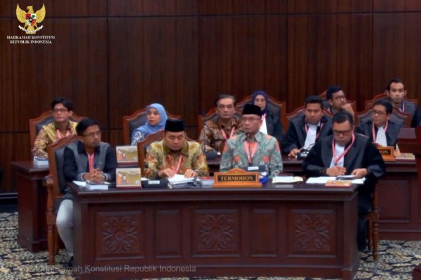 Ketua MK Sentil Ketua KPU karena Terlalu Santai Saat Sidang PHPU