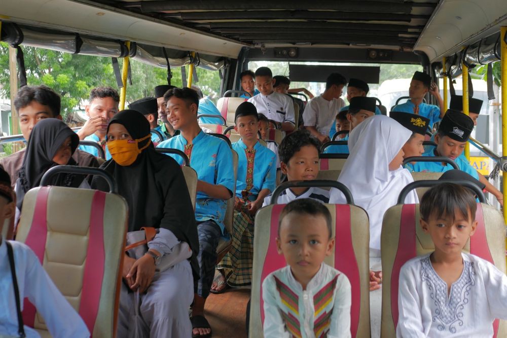 RS JIH Solo Ajak Anak Yatim City Tour dengan Bus Werkudara