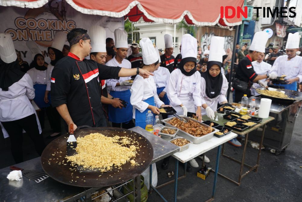 Puluhan Chef Buat 1.500 Porsi Nasi Kebuli di Kawasan Tugu Jogja