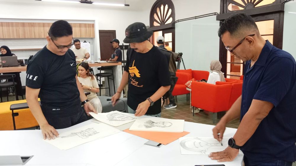 Ngabuburit, Ratusan Anggota BSW Gambar Sketsa Museum Pos Indonesia