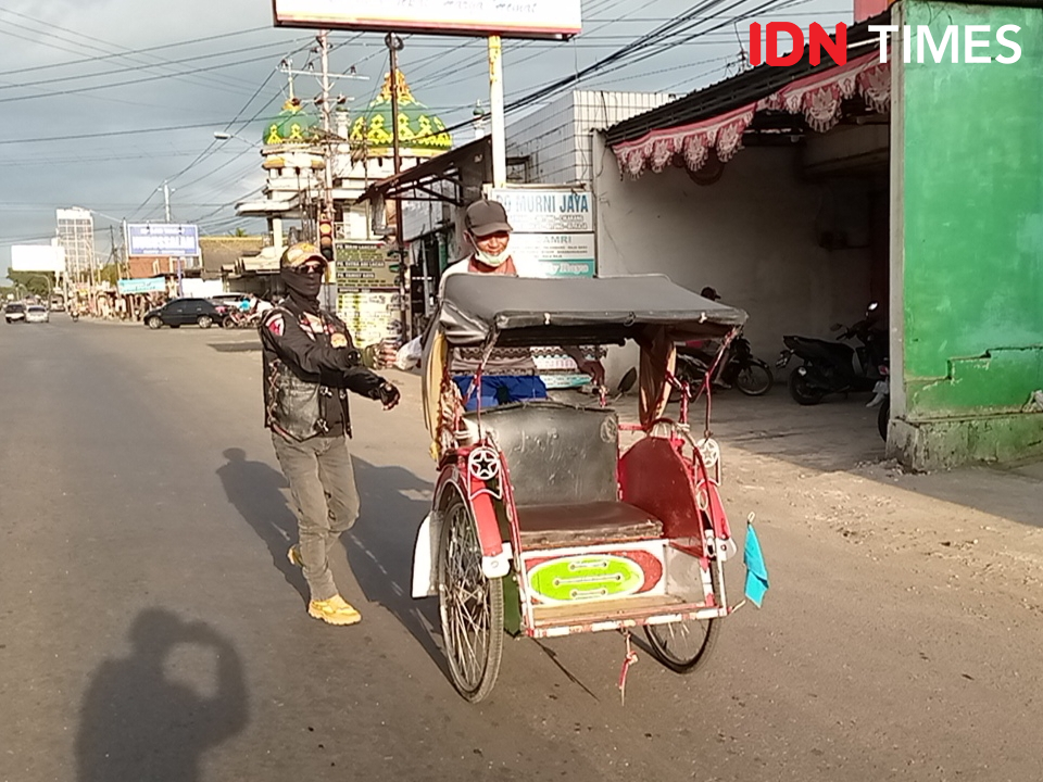 Anak Kolong Bikers Indonesia Bagi Takjil di Banyumas 