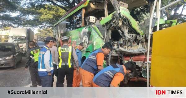 Sopir Mengantuk, Bus Restu Seruduk Truk Di Purwodadi