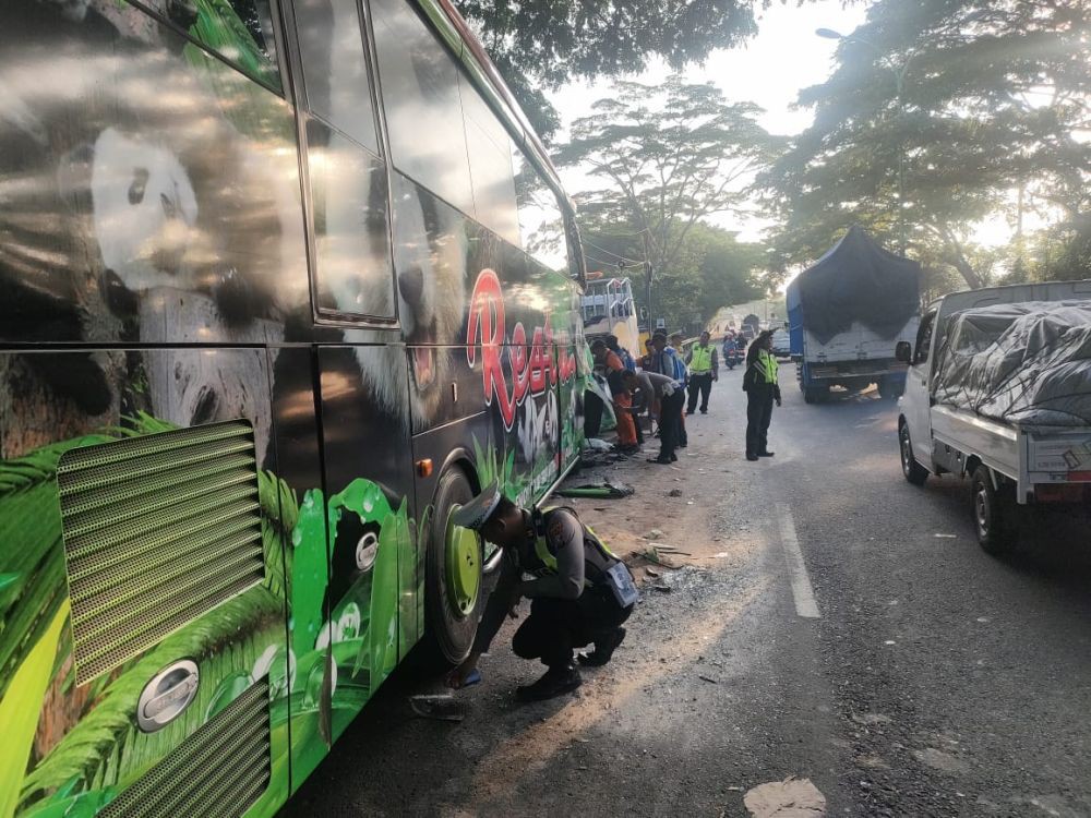 Sopir Mengantuk, Bus Restu Seruduk Truk di Purwodadi