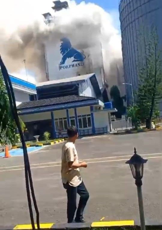 Gedung Pokphand di Makassar Terbakar, Petugas Damkar Malah Dihalangi
