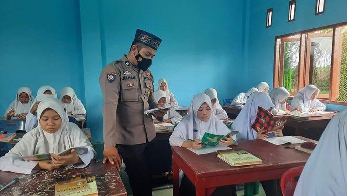 Cerita Julhamadi, Polisi yang Mengajar Bahasa Arab di Madrasah Labusel