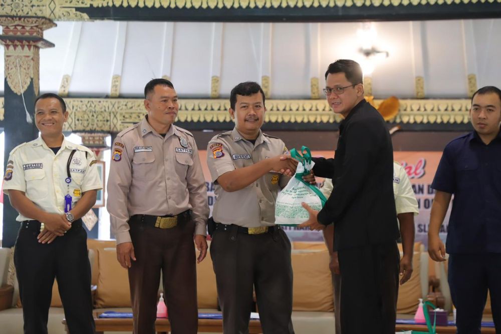 Sambut Hari Jadi Ke-108, Pemkab Sleman Bagi-Bagi Ratusan Paket Sembako