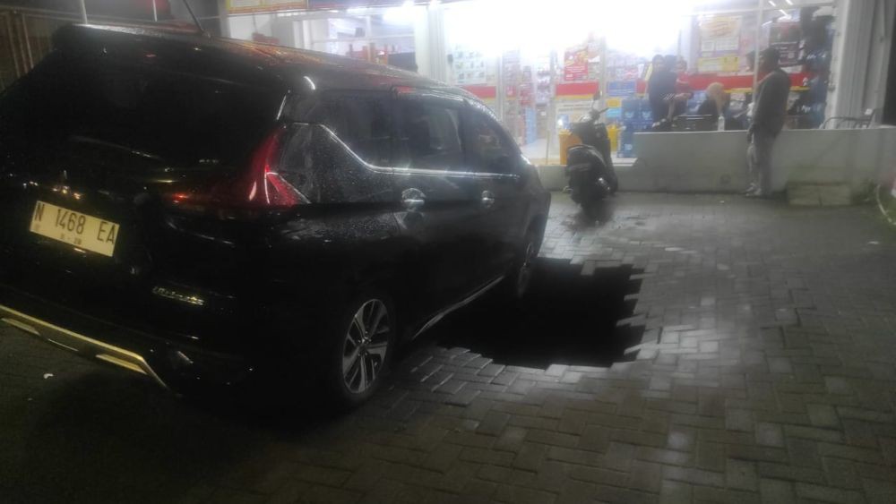 Halaman Alfamart Kota Malang Ambles, Mobil Nyaris Terperosok 