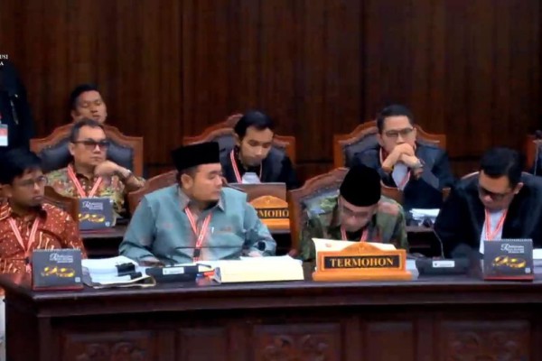 Ketika Ketua MK Tegur Ketua KPU di Sidang: Pak Hasyim Tidur ya?
