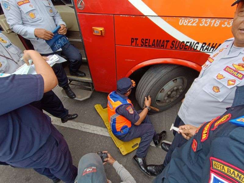 Pemudik Mulai Padati Terminal Cicaheum Kota Bandung