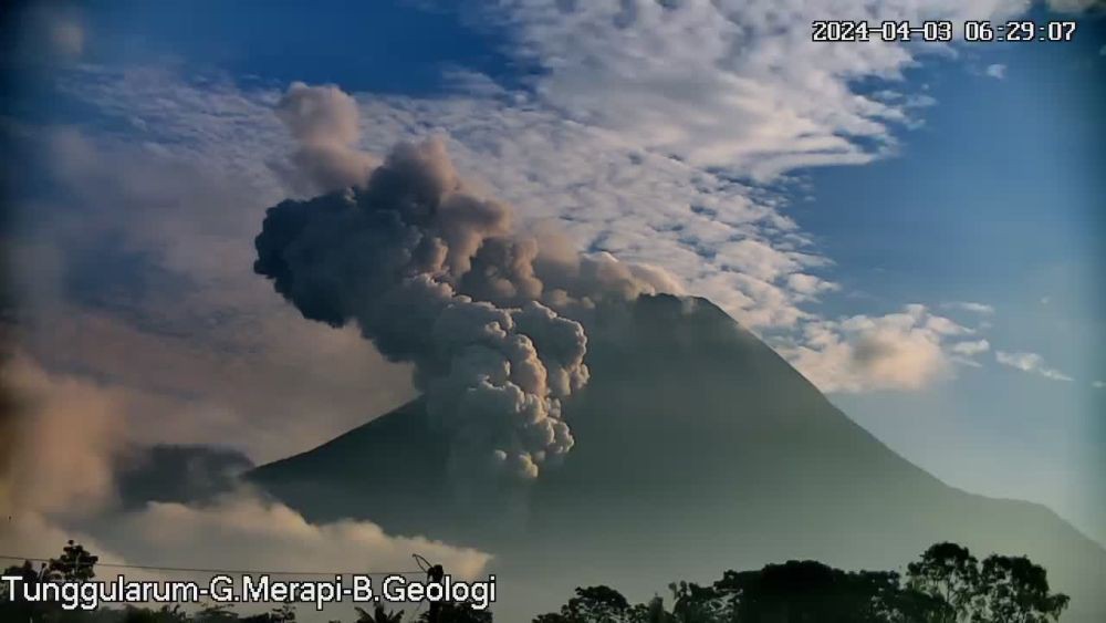 Gunung Merapi Meluncurkan Awan Panas Guguran Sore Ini
