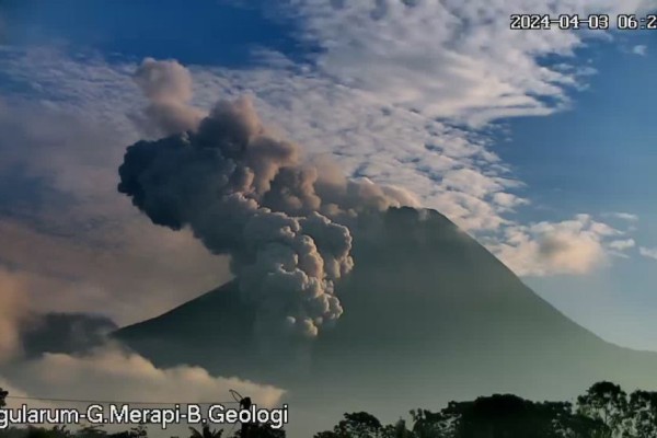 Gunung Merapi Luncurkan Awan Panas Guguran Rabu Pagi