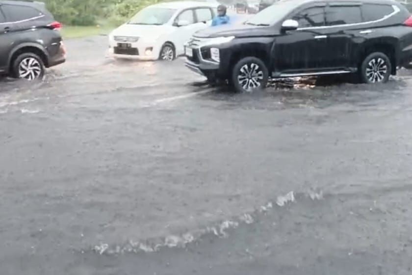 Hujan Lebat Melanda Bali, Jalan Pantai Kuta Banjir