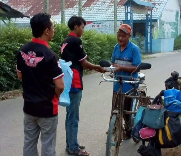 Bikers SOCMED Bagi-bagi Takjil di Tanjung Morawa