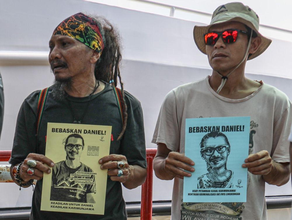 Vonis 7 Bulan Aktivis Lingkungan Karimunjawa Jepara akibat UU ITE