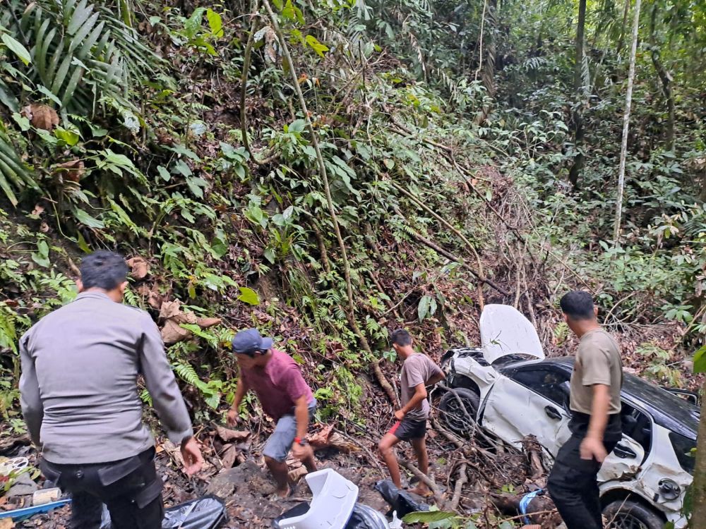 Sopir Mengantuk, Mobil Asal Jakarta Masuk Jurang di Hutan Lampung
