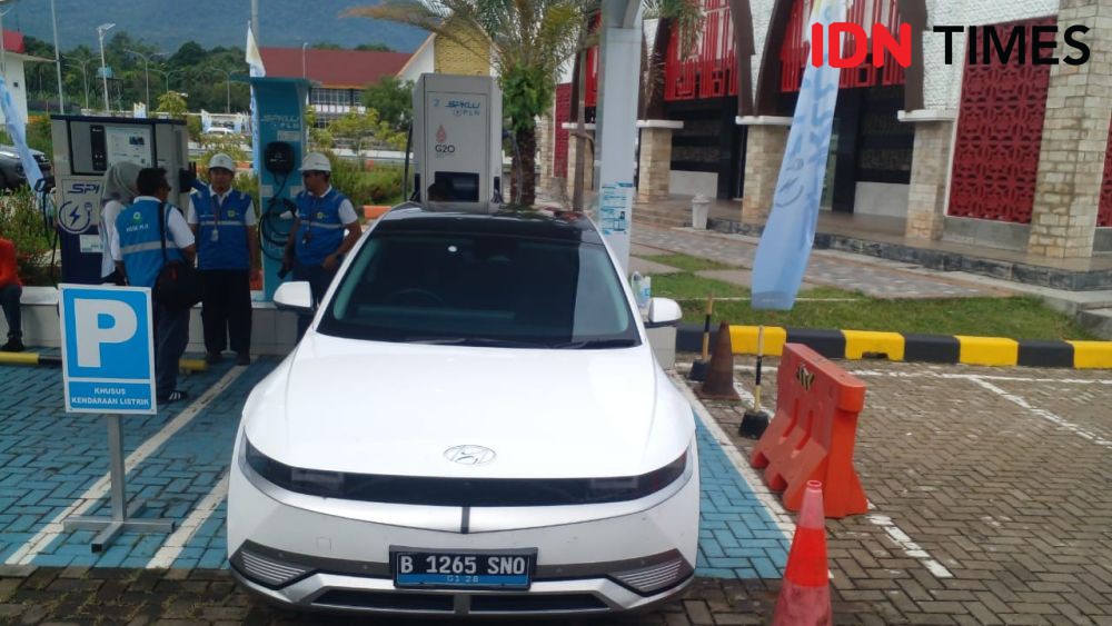 Cerita Pemudik Ngecas Mobil Listrik di SPKLU PLN Lampung