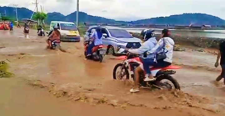 Jalan Lintas Provinsi di Bima Jadi Langganan Banjir Tiap Hujan Lebat