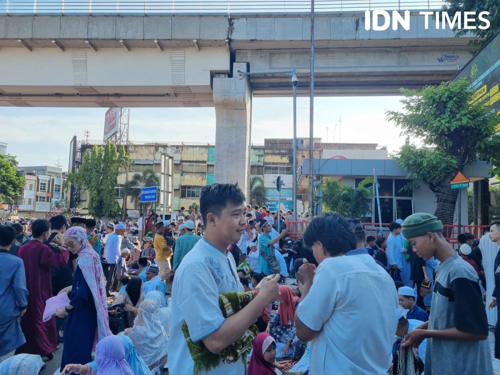 Masyarakat Palembang Tumpah Ruah Salat Id di Jembatan Ampera