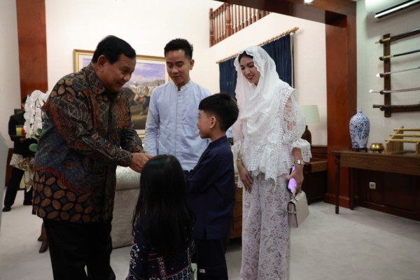 Momen Prabowo Tawarkan Jan Ethes Naik Kuda: Mau Warna Putih atau Emas?