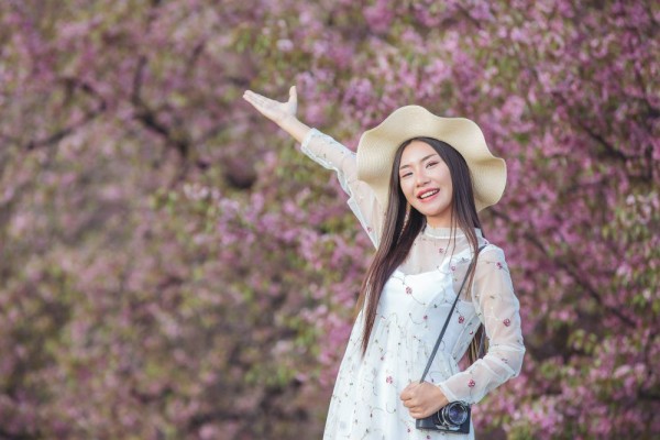 https://cdn.idntimes.com/content-images/post/20240412/beautiful-woman-takes-picture-with-film-camera-sakura-flower-garden-0435bc5e1053dafbcadcc3920429afd8_200x200.jpg