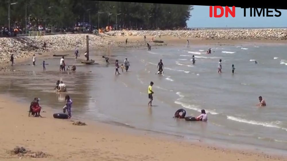 Pantai Segara Sari Manggar Dibanjiri 25 Ribu Pengunjung