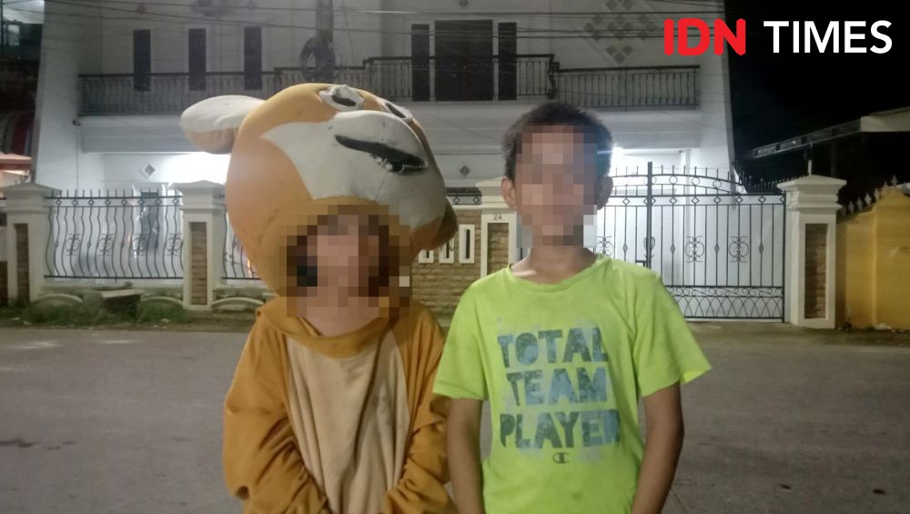 Nestapa Anak Jalanan di Perempatan Lampu Merah Makassar