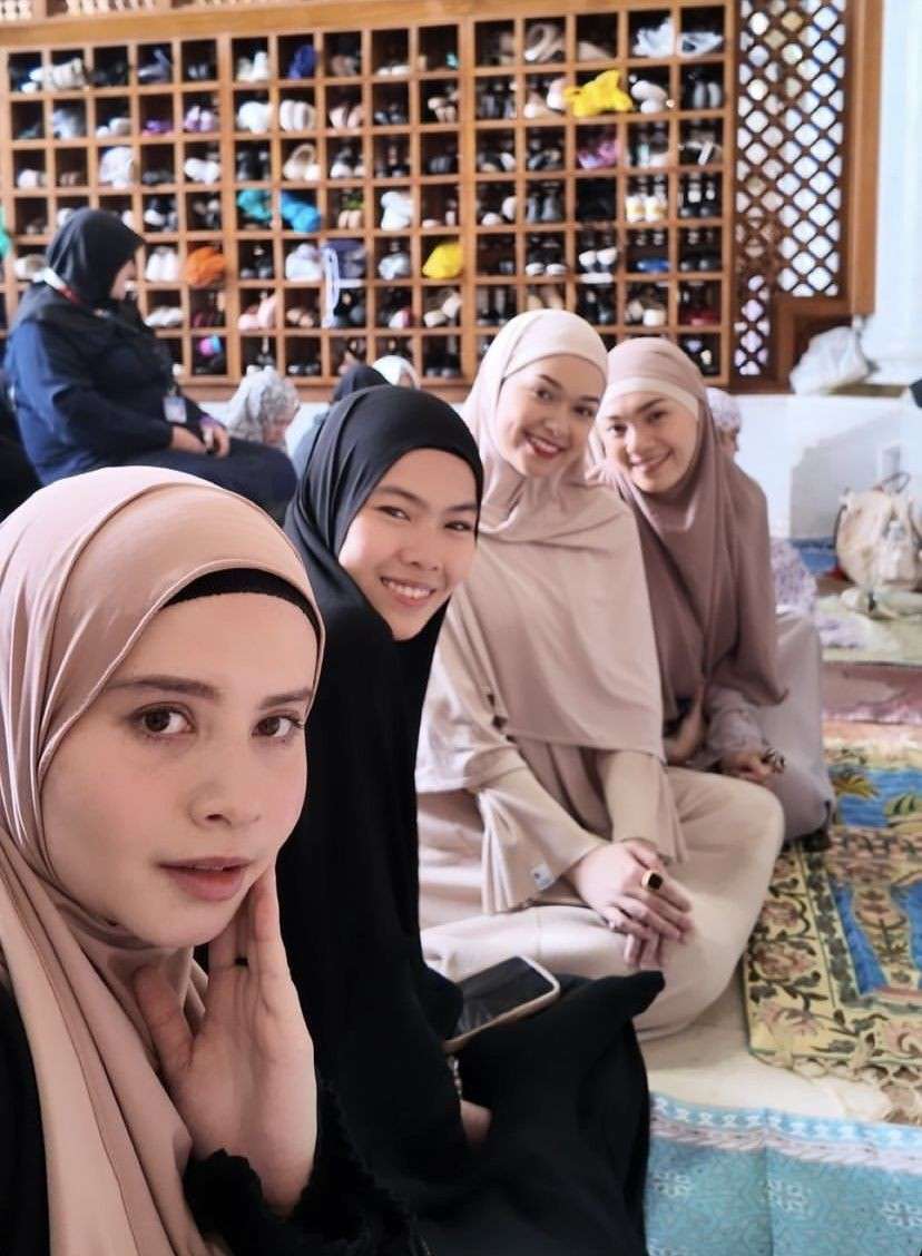 Potret Rebecca Klopper Umrah Bareng Bestie Usai Lebaran