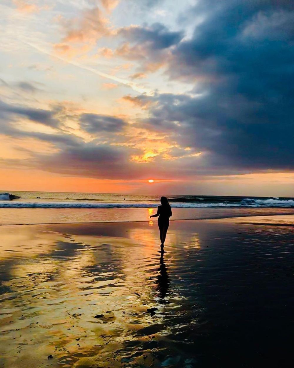 Pantai Canggu Dilukis Menggunakan Jaring Nelayan dan Sampah